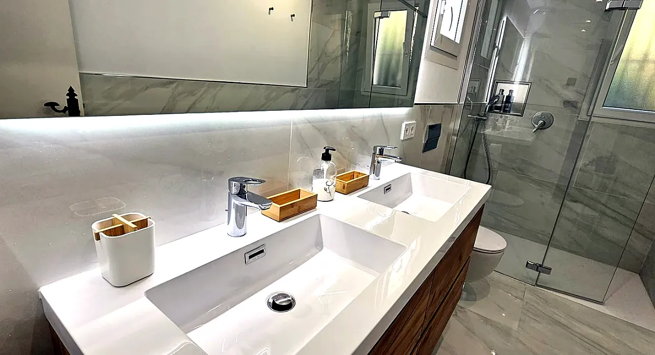 Baño con doble lavabo