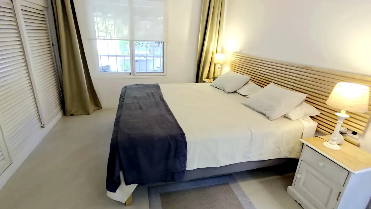 Dormitorio principal con cama doble