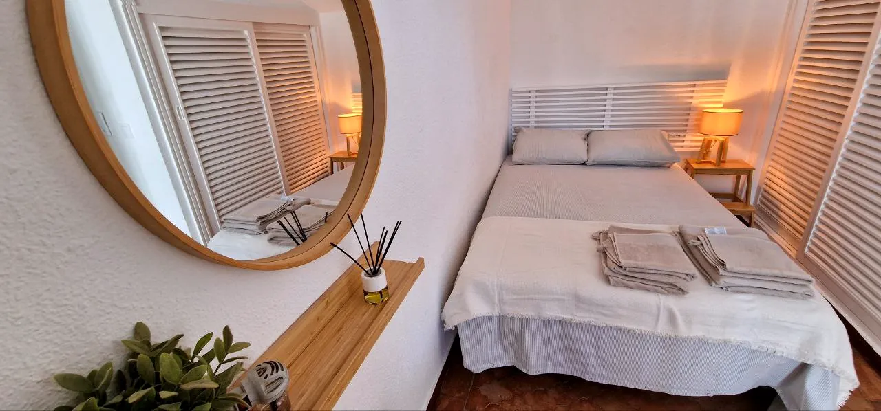 Tercer dormitorio con cama doble y espejo