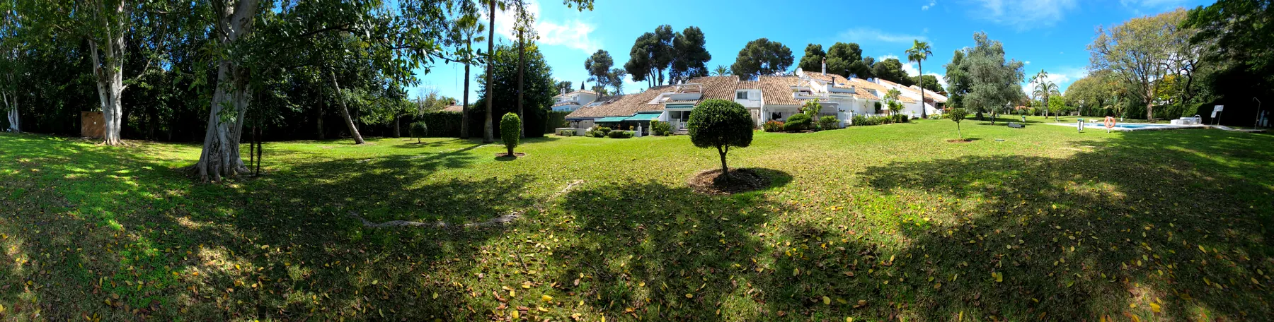 Urbanización en Nueva Andalucía, Marbella, con La Concha al fondo