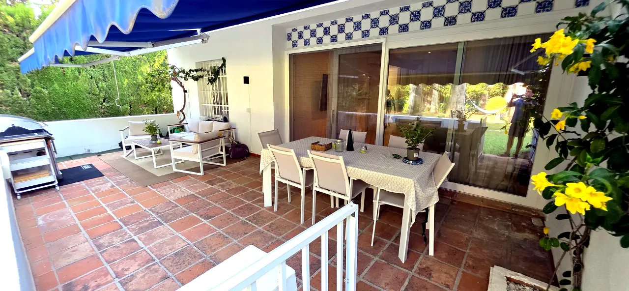 Terraza privada con comedor exterior